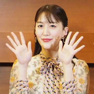 報道謝罪の花乃まりあ 結婚し24年に出産、元宝塚トップ娘役 「共演者の方と二人で時間を」「不適切な判断」