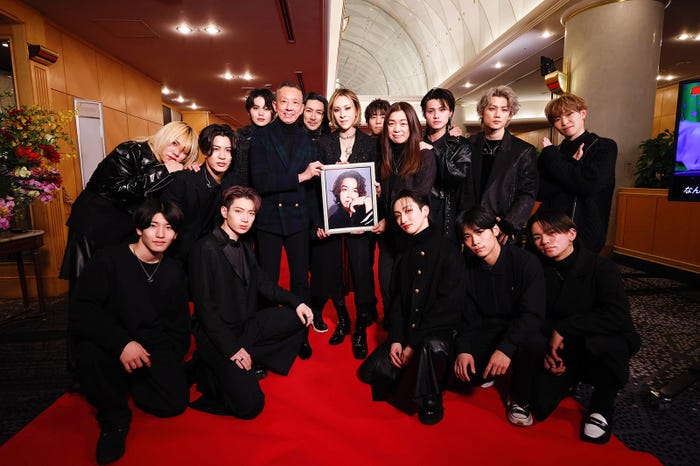 YOSHIさんの遺影を持つYOSHIKIとYOSHIさんのご両親、それを囲むオーディションメンバーとTAKAHIRO・kazuki(s**t kingz)(C)NTV