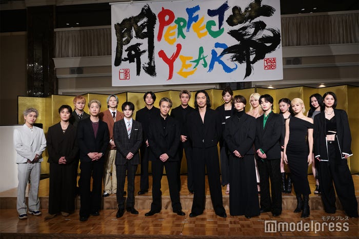 (上段左から)岡尾琥珀、夫松健介、中村竜大、岩城星那、小川桜花、鶴屋美咲、YUNA、HINATA(下段左から)奥田力也、砂田将宏、陣、吉野北人、TAKAHIRO、AKIRA、中島颯太、木村慧人、KAEDE、佐藤晴美(C)モデルプレス