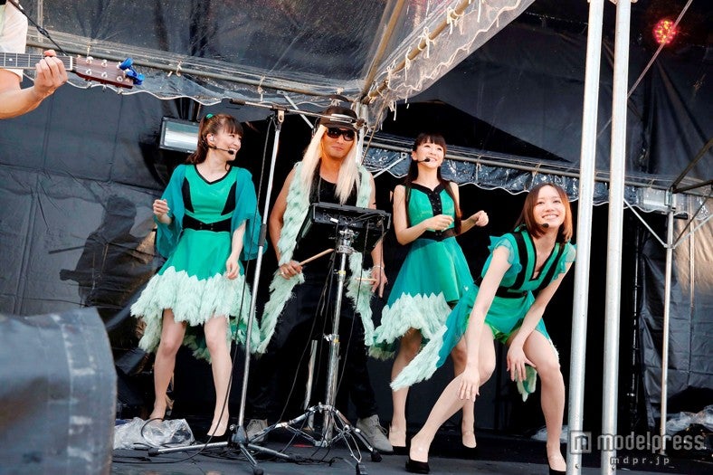 BBQコラボ（4）THANKS（左から：あ～ちゃん、新藤晴一、かしゆか、のっち）