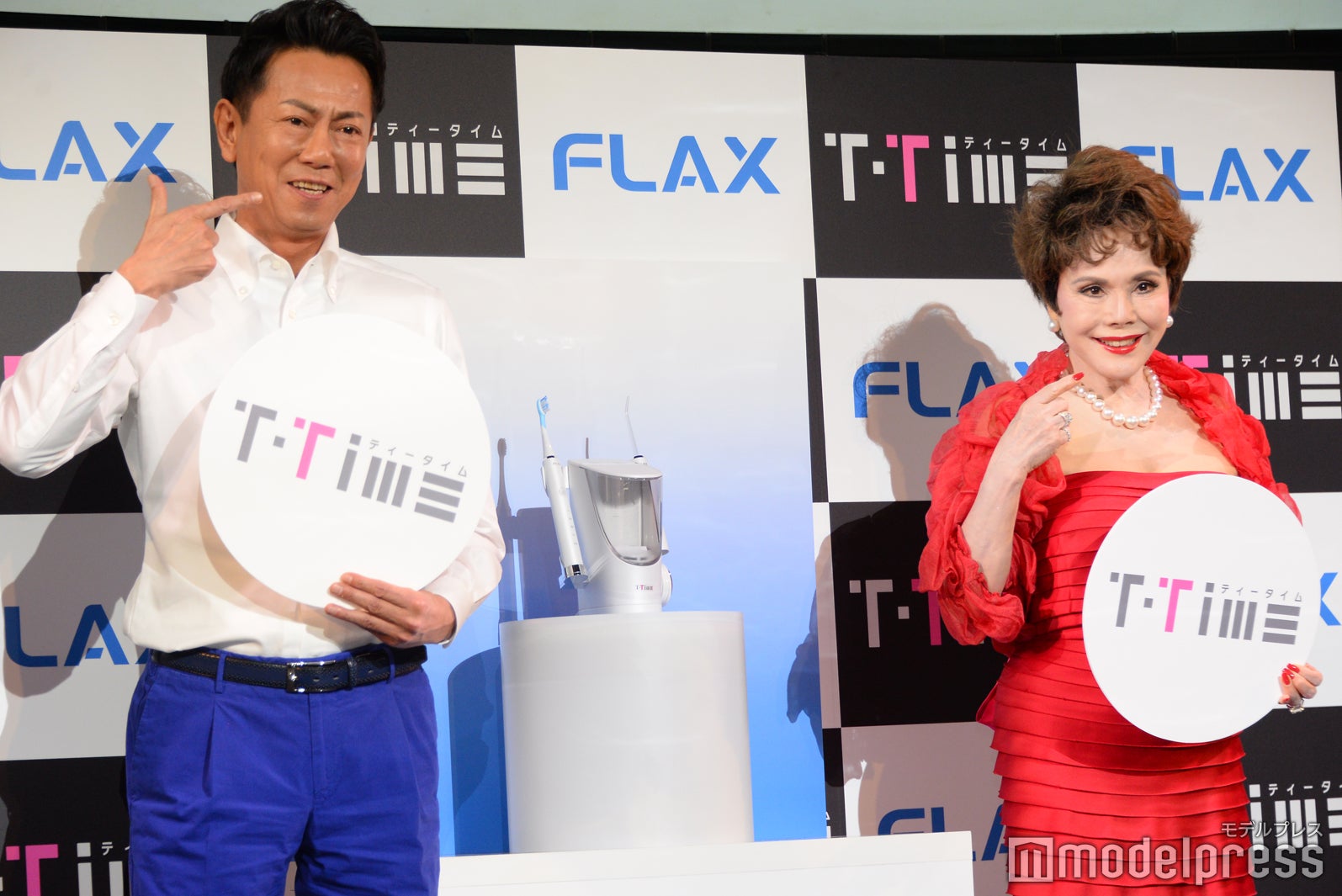 東幹久、デヴィ夫人（C）モデルプレス