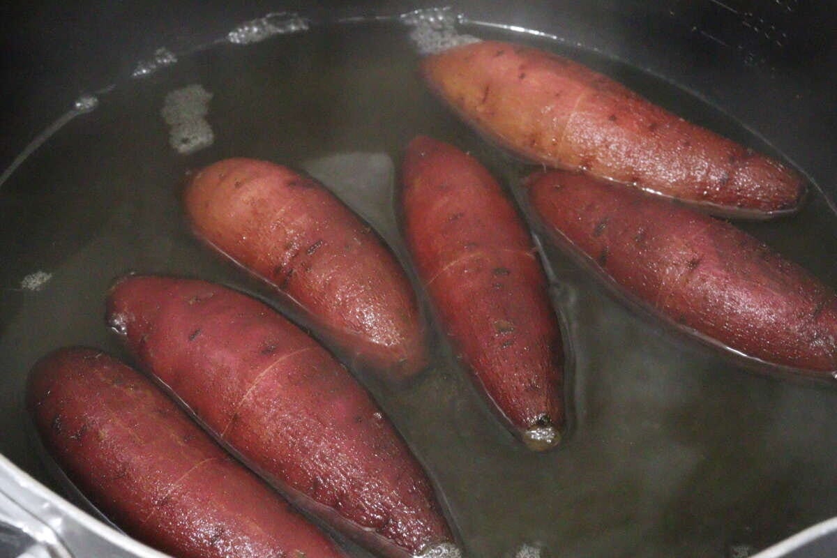 干し芋用のさつまいもを茹でる