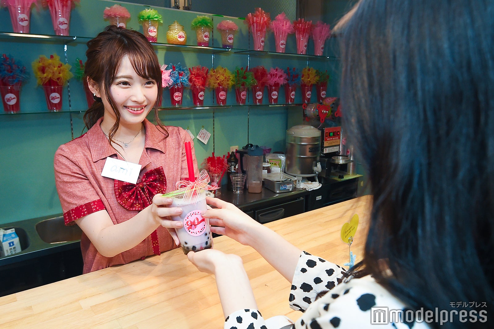 ami（水沢心愛）本人も店頭で働く。（C）モデルプレス