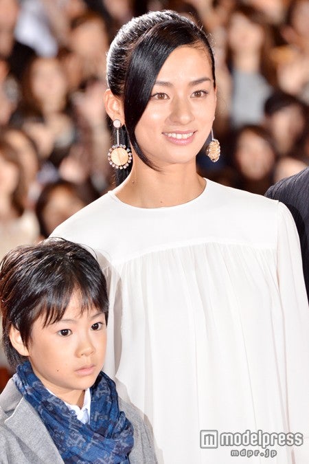 尾野真千子（右）