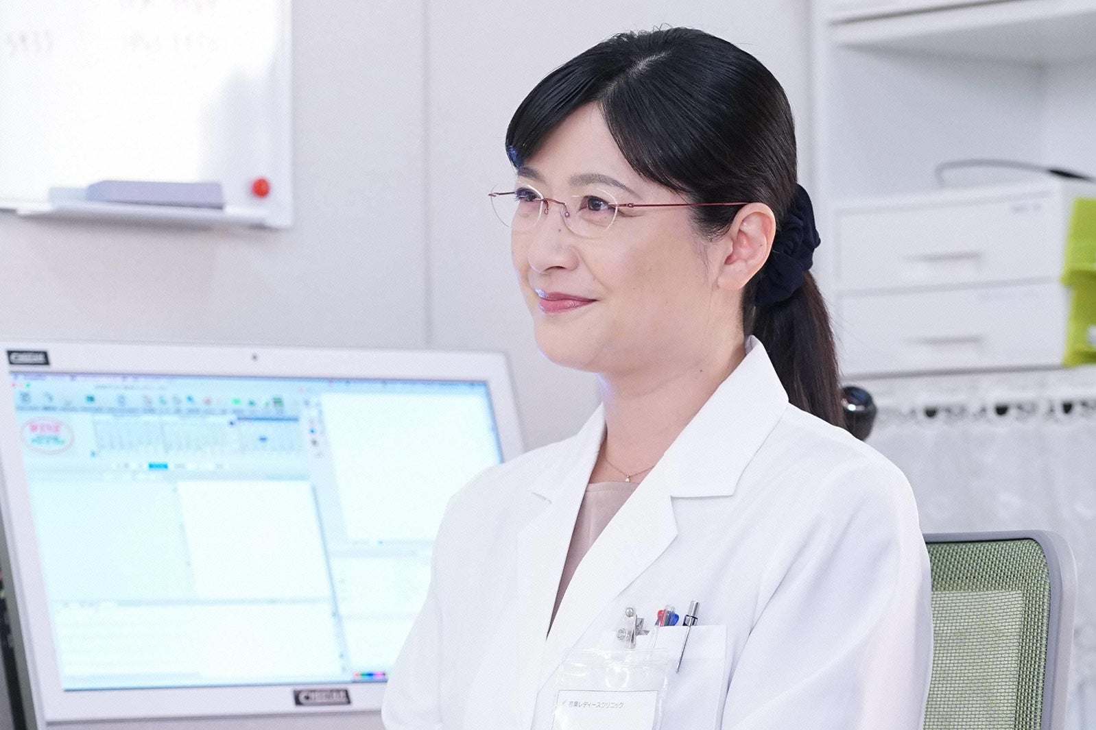 伊藤かずえ／「隣の家族は青く見える」第9話より（C）フジテレビ