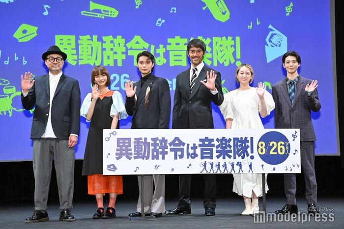 (左から)内田英治監督、見上愛、磯村勇斗、阿部寛、清野菜名、高杉真宙(C)モデルプレス