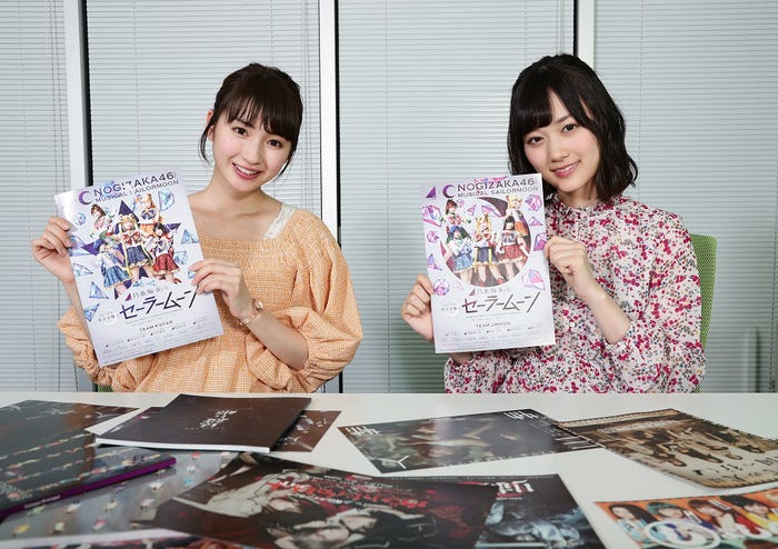 ダブルキャストで主演する「セーラームーン」のパンフレットを持って笑顔を見せる井上小百合(左)と山下美月(C)日刊スポーツ新聞社