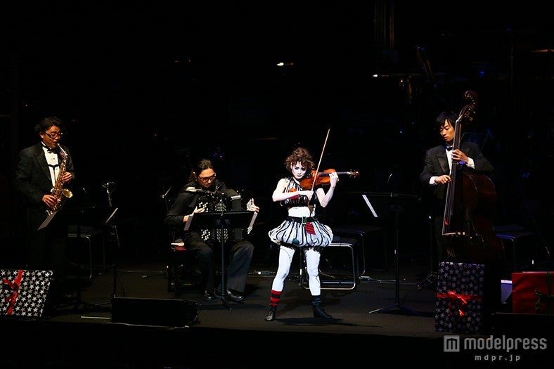 仮装をして演奏を披露（C）清水隆行