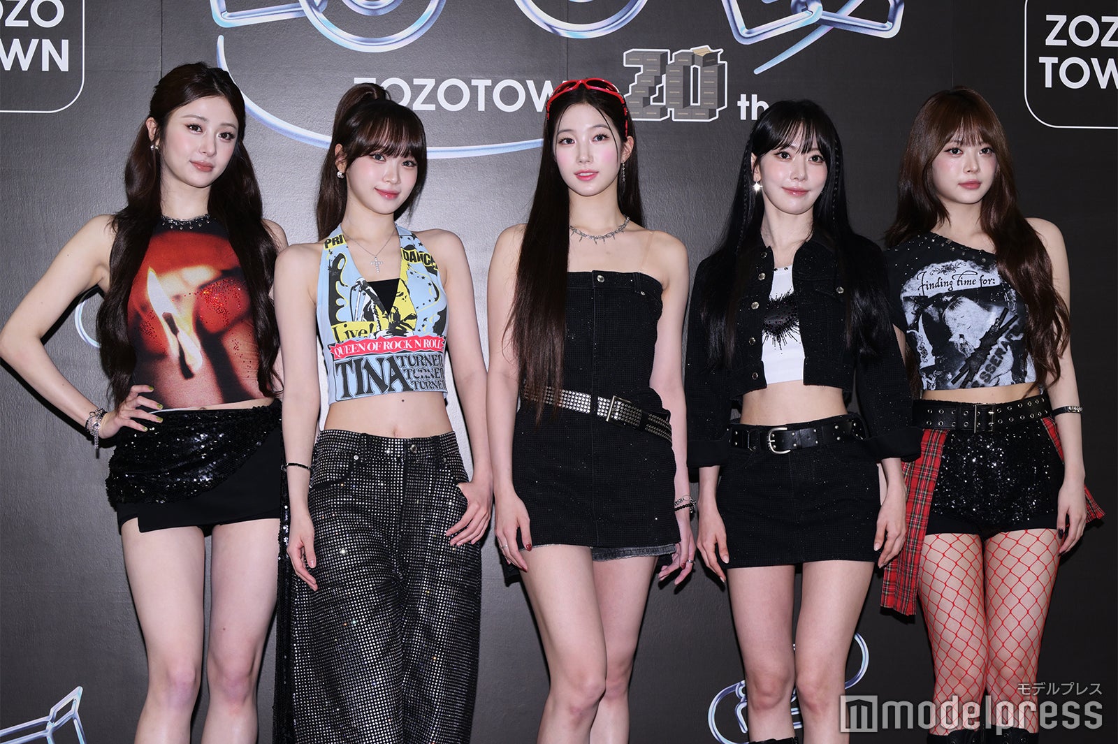 LE SSERAFIM／ （左から）HUH YUNJIN（ホ・ユンジン）、KIM CHAEWON（キム・チェウォン）、KAZUHA（カズハ）、SAKURA（サクラ）、HONG EUNCHAE（ホン・ウンチェ）（C）モデルプレス