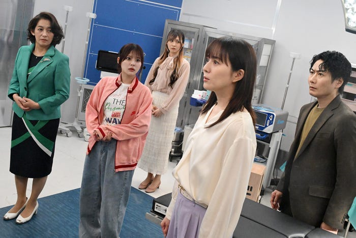 片岡礼子、齊藤なぎさ、宮部のぞみ、比嘉愛未、戸次重幸「放送局占拠」第8話(C)日本テレビ