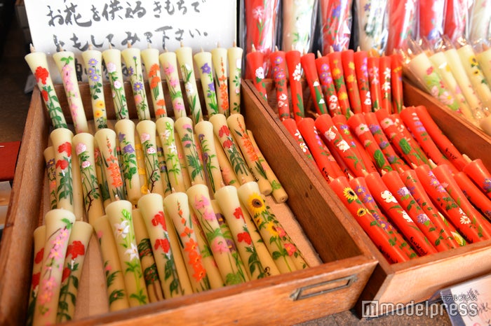 花絵ろうそくは一本一本手描きで仕上げている(C)モデルプレス