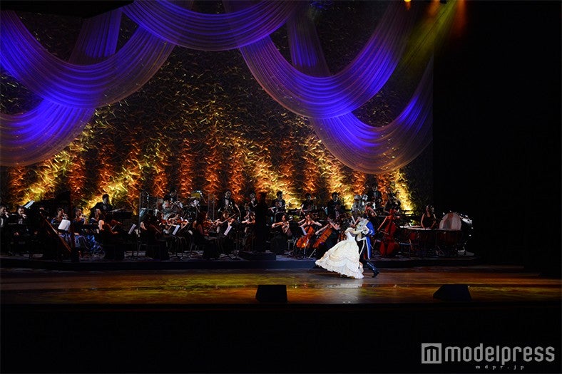 ベル、ビースト（C）モデルプレス