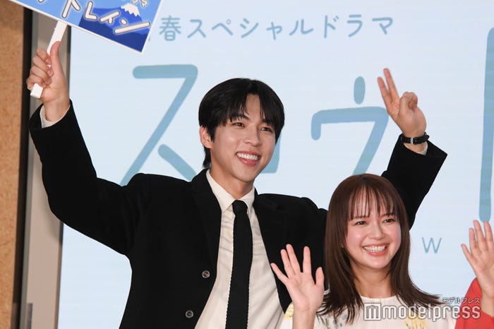 ピースを決めるチュ・ジョンヒョク(C)モデルプレス