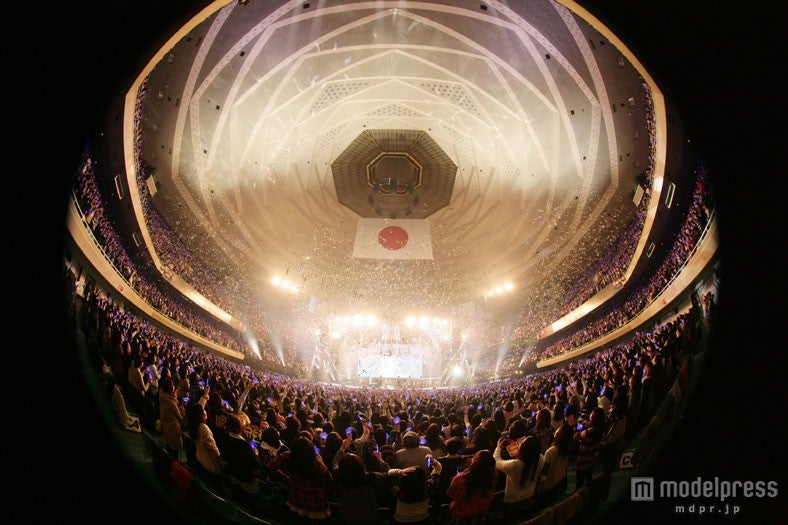パールサファイアブルーのペンライトが武道館を埋め尽くした