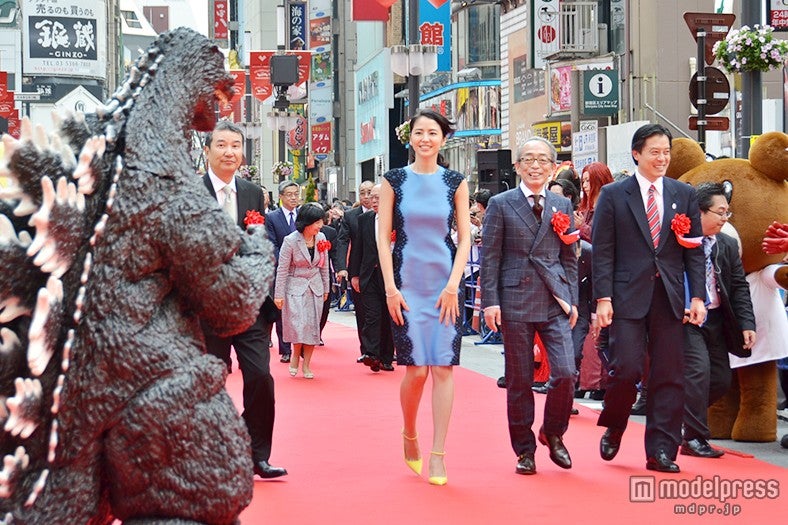 レッドカーペットを歩く長澤まさみ