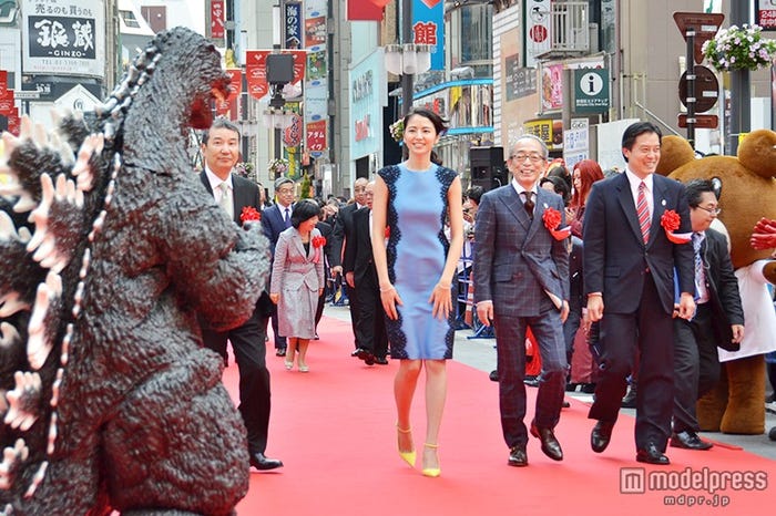 レッドカーペットを歩く長澤まさみ