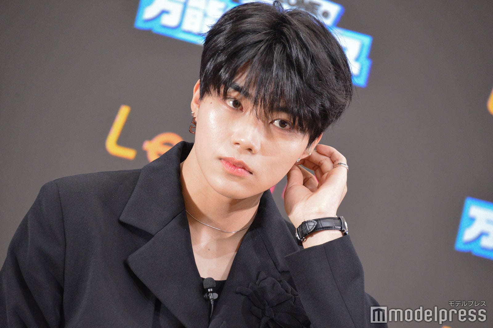 イヤモニを確認するパク・ゴヌク（C）モデルプレス