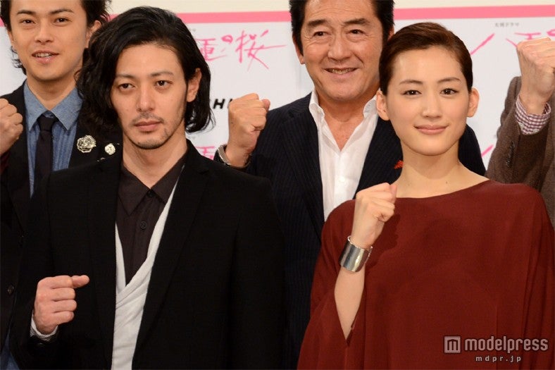 綾瀬はるか（左）とオダギリジョー（右）