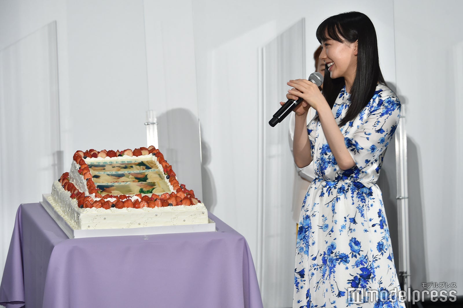 バースデーサプライズに感激する芦田愛菜（C）モデルプレス