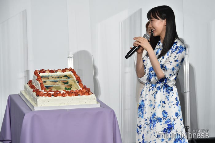 バースデーサプライズに感激する芦田愛菜(C)モデルプレス