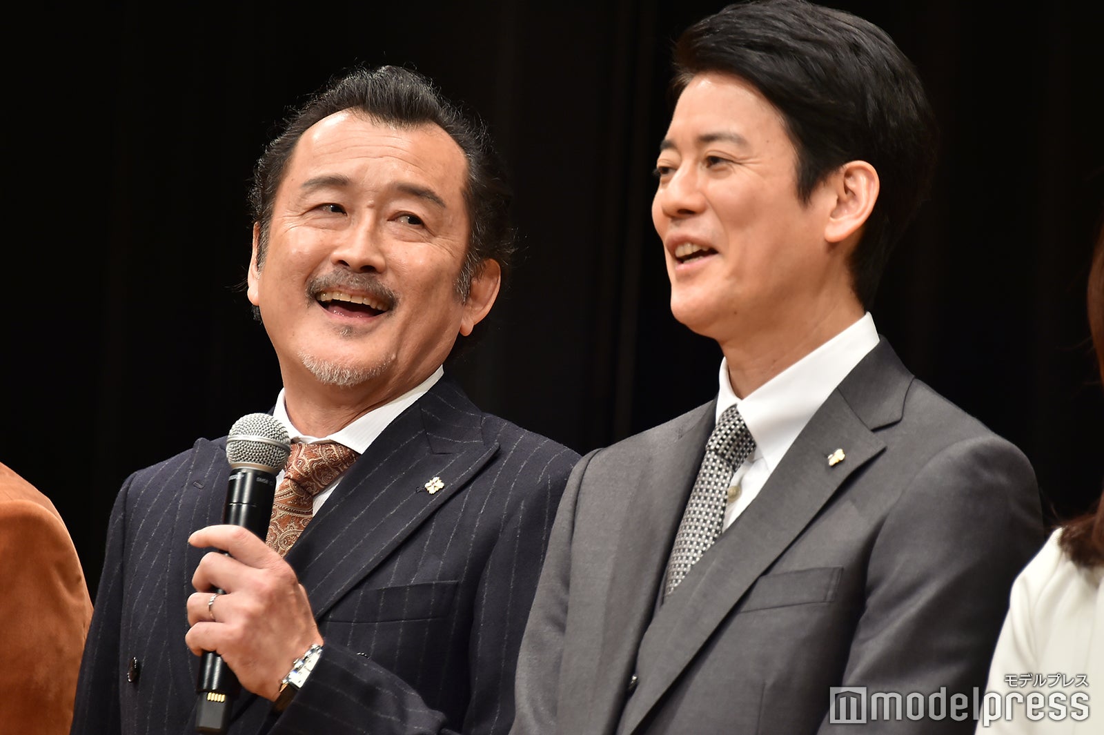 じゃれあう吉田鋼太郎と唐沢寿明 （C）モデルプレス