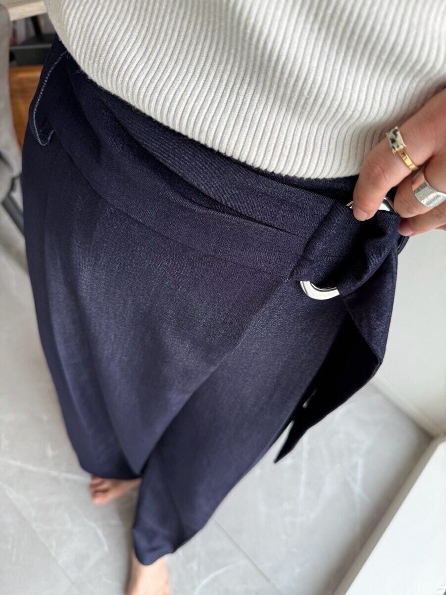 PLST　ストレッチレーヨンラップパンツ　ウエストリボンを手で持つアップ