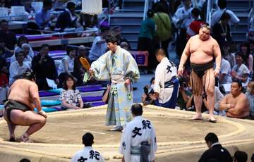 “史上最強の新弟子”旭富士がデビュー初黒星！元十両の生田目に突き出される 大相撲2つの新記録を逃す【大相撲】
