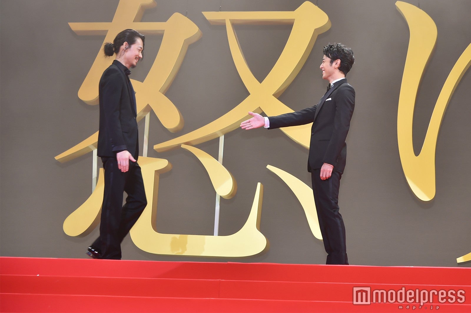 綾野剛と妻夫木聡 （C）モデルプレス