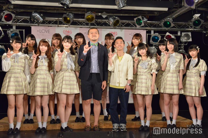 (下段左から)佐々木舞香、大谷映美里、高松瞳、竹内まなぶ(カミナリ)、石田たくみ(カミナリ)、齊藤なぎさ、野口衣織、山本杏奈(上段左から)瀧脇笙古、佐竹のん乃、音嶋莉沙、諸橋沙夏、大場花菜、齋藤樹愛羅 (C)モデルプレス