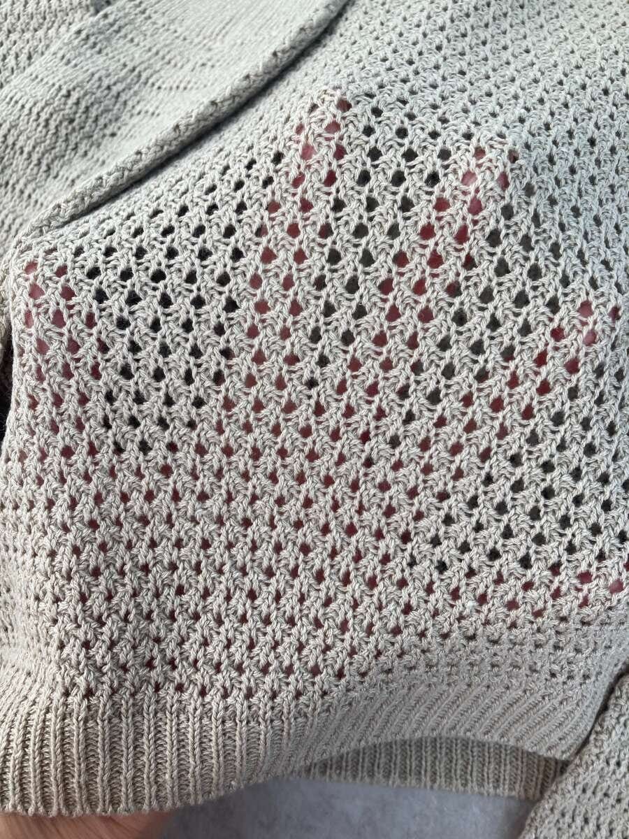 ユニクロの3Dメッシュクルーネックセーターベージュ着用時の透け感アップ