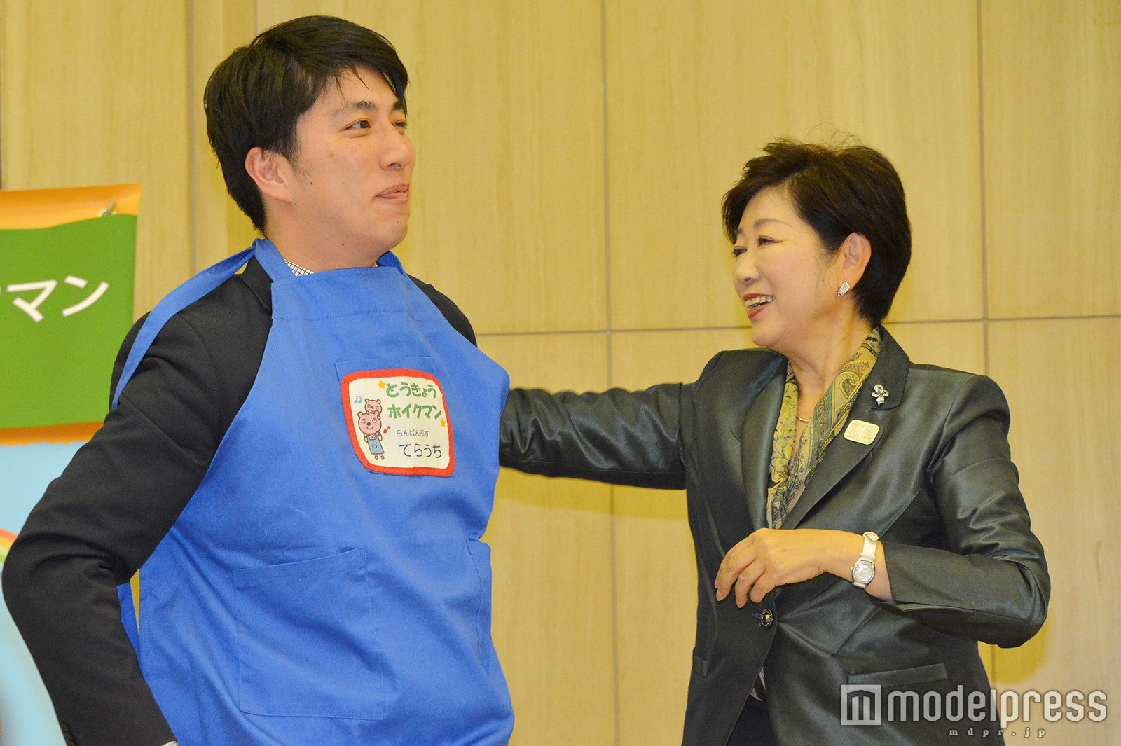 ランパンプス・寺内ゆうきにエプロンを着せる小池百合子東京都知事 （C）モデルプレス
