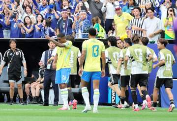 まさかの展開 ブラジルサポーターから大ブーイング響き渡る 前半1点ビハインドで折り返す 佐野に先制弾許す