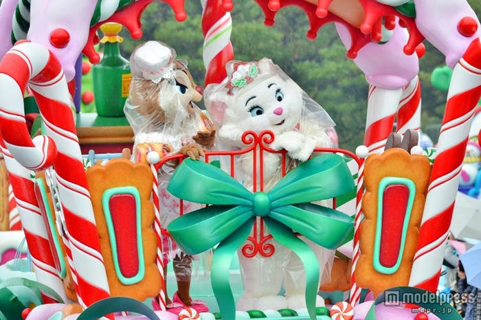 雨天バーションの「ディズニー・サンタヴィレッジ・パレード」