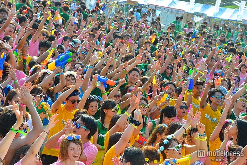 「ステージゾーン」／DJプレイで大いに盛り上がる