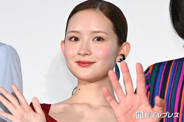 畑芽育、美デコルテ際立つ純白ノースリドレス姿「圧倒的な美しさ」「オーラが半端ない」の声