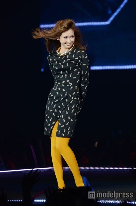 ファッションショーに出演する紗栄子