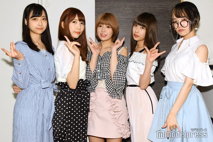 左から/生牡蠣いもこ、野比城ひびき、魔城もも、心温なぎさ、実久里ことの(C)モデルプレス