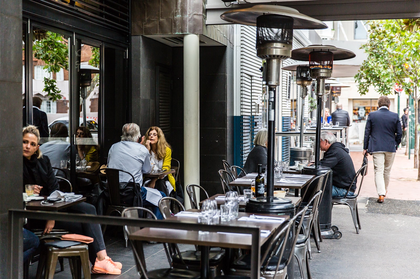 老若男女が集うテラス席／Photo：Nikki To