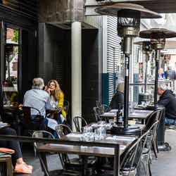 老若男女が集うテラス席/Photo:Nikki To