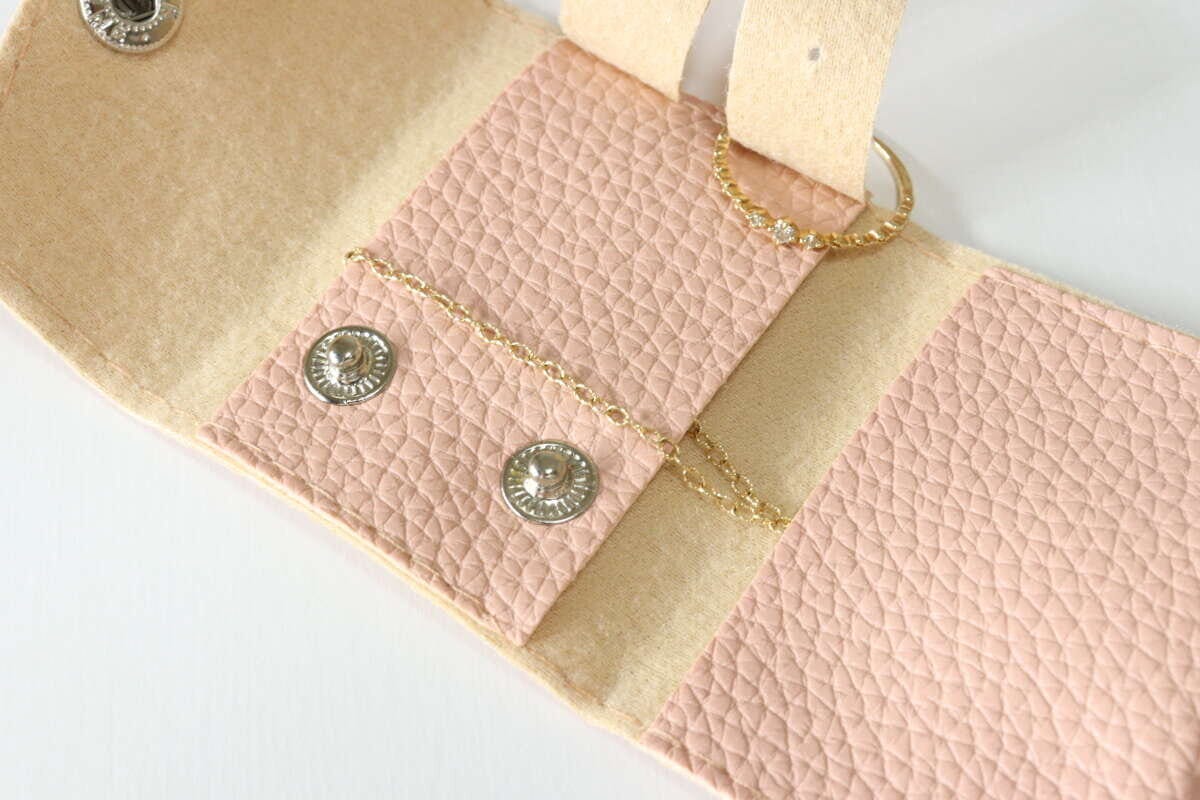 セリア アクセサリー用持ち運びケース セリアの小さなアクセサリー用持ち運びケース