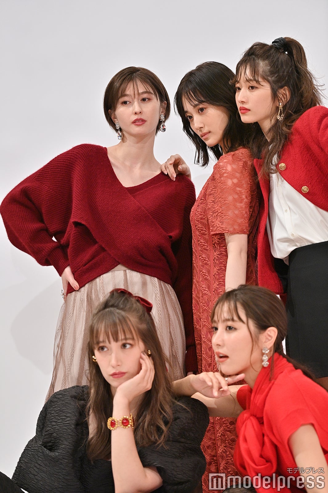 表紙撮影中のBチーム （C）モデルプレス