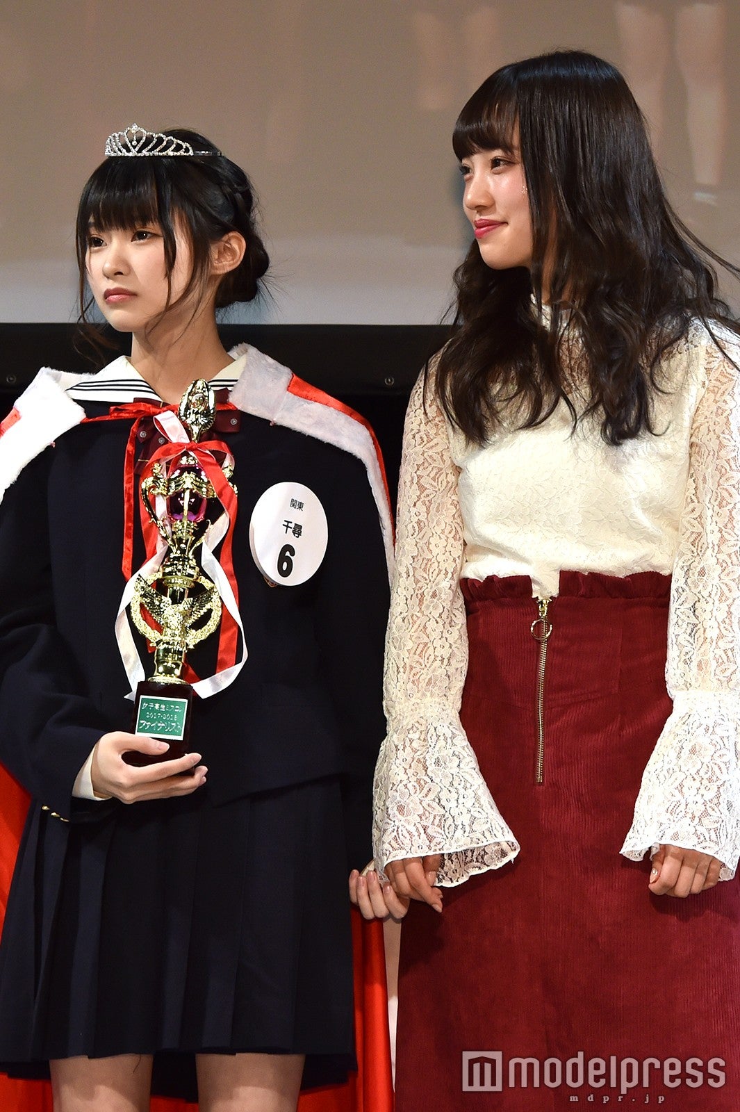 緊張のあまりアンバサダー・みなみの手を握る関東エリアグランプリ・千尋さん （C）モデルプレス