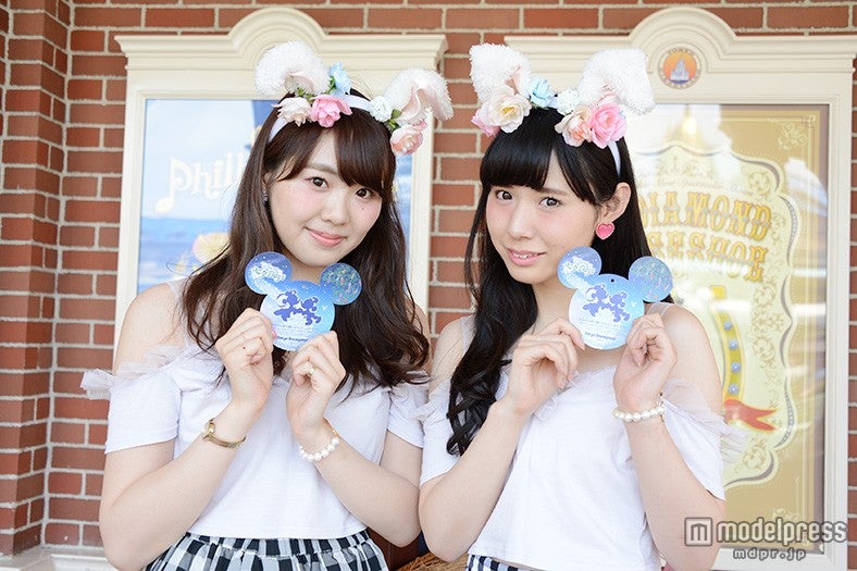 ディズニーランドでウィッシングカードに願い事を書いて楽しむゲスト