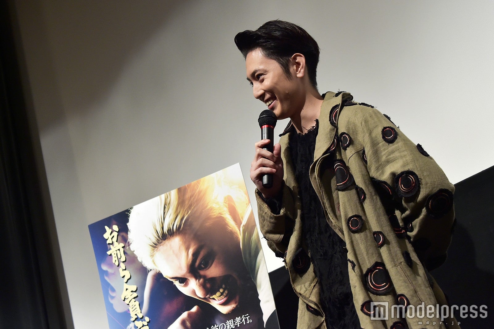 劇中では“連続殺人犯”だが、舞台挨拶では和やかな笑顔を見せる間宮祥太朗 （C）モデルプレス