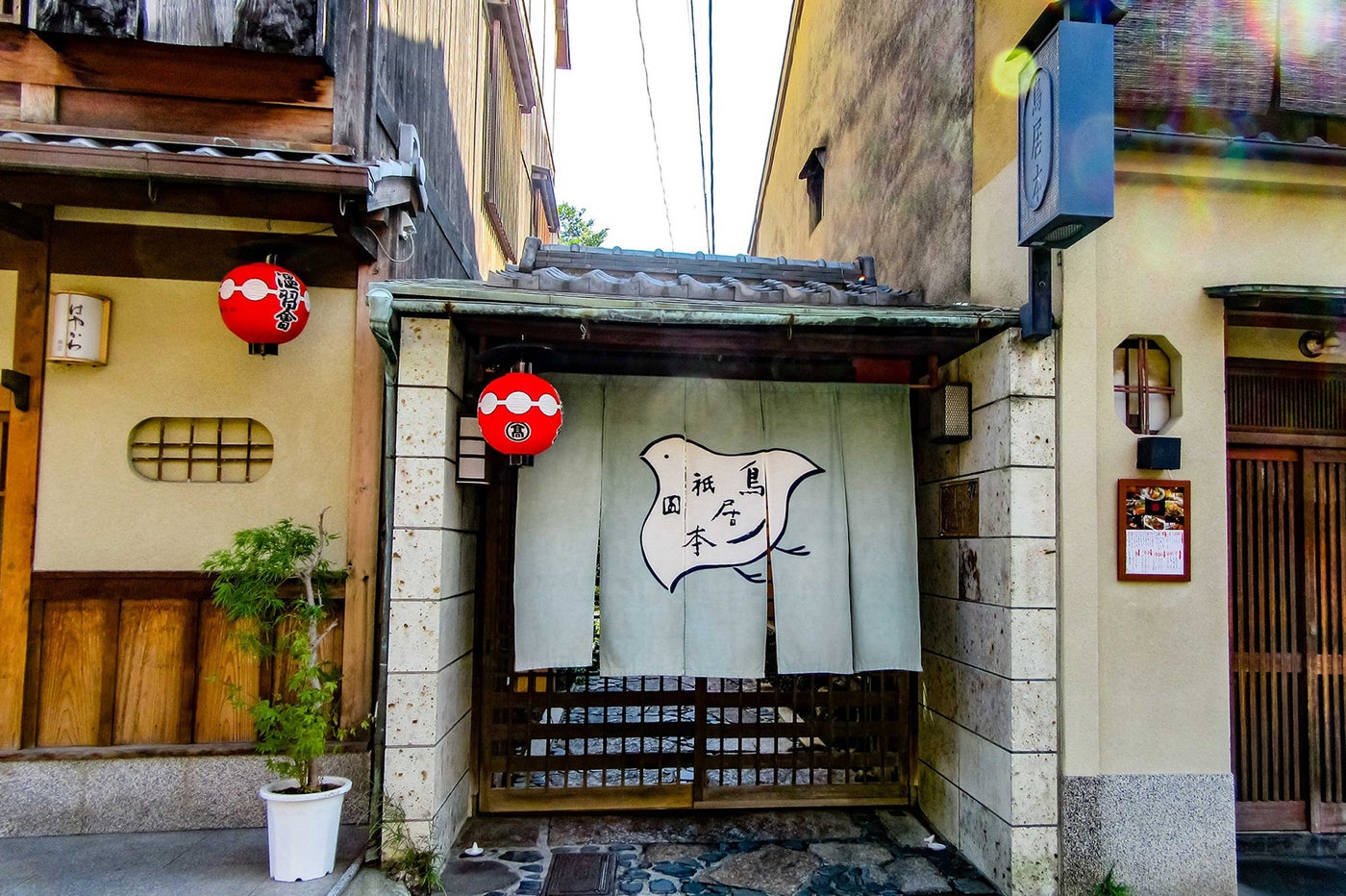祇園鳥居本／画像提供：京都市都市計画局 広告景観づくり推進室