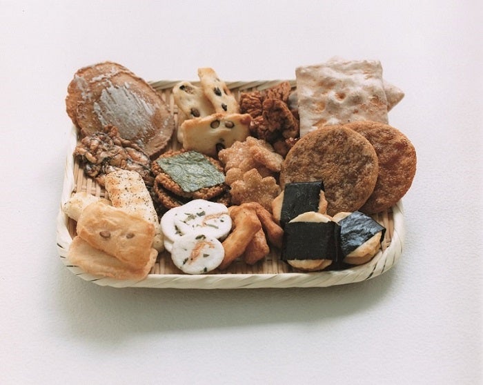 ローラは偏愛するおせんべい／画像提供：講談社