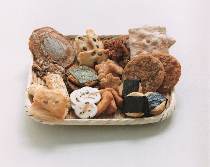 ローラは偏愛するおせんべい/画像提供:講談社