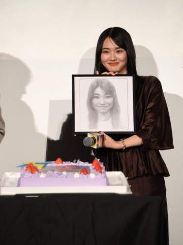 櫻坂46・山﨑天 サプライズで誕生日を祝福！21歳は「落ち着きを身につけたい」抱負明かす