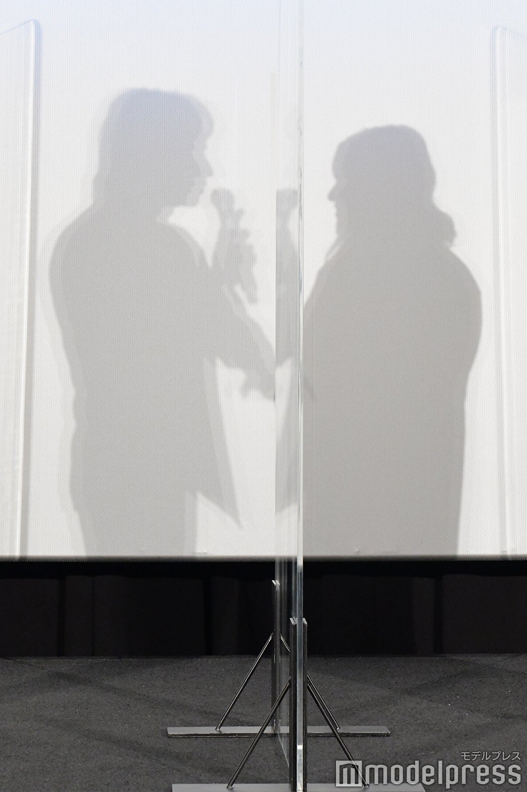 感染予防対策のため距離を保っていたが、“奇跡的に”影が重なる横浜流星、吉高由里子 （C）モデルプレス