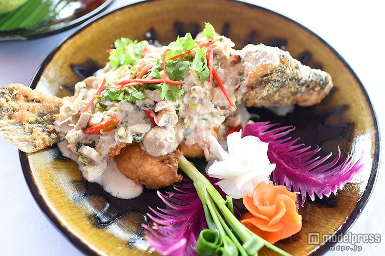 「揚げ魚のドライガリンゲールとココナッツソースがけ」645バーツ（約2，000円）